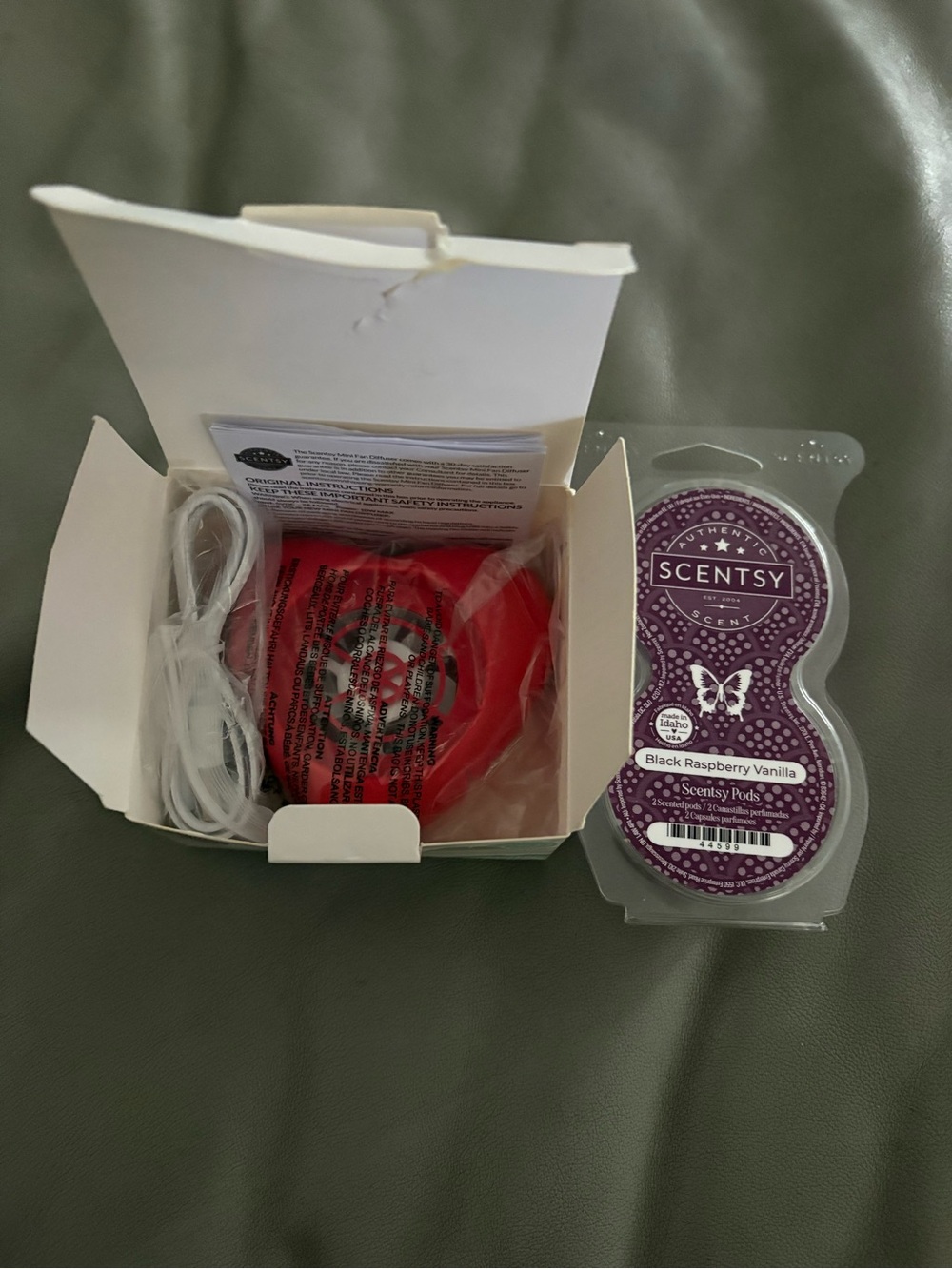 Scentsy Red Heart Air Pod USB with Black Raspberry Vanilla Pods